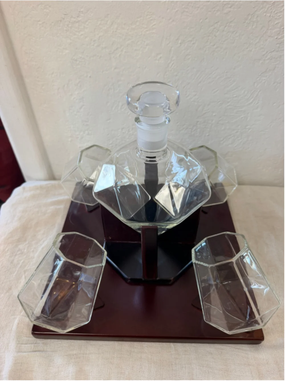 The Wine Savant Diamond Whiskey Decanter 4 Glasses Mahogany Wood Stand 750ml Set